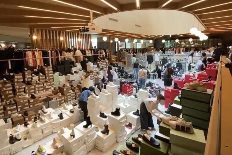 为什么现在买奢侈品，都开始要求性价比了？
爱马仕、香奈儿，偷偷搞起线下特卖会，定