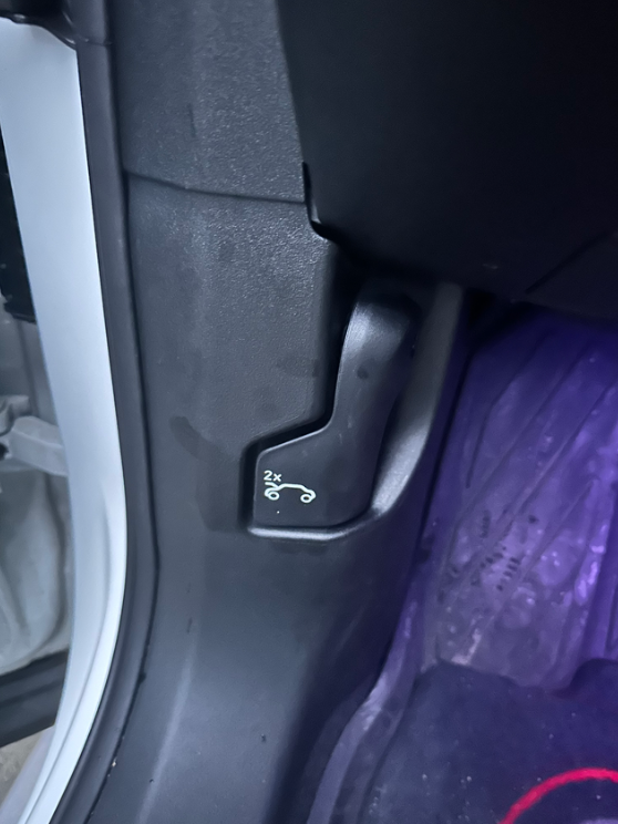 要打开车门才能开机舱盖吗？车门把把手挡住了，之前没发现，你们的也这样吗？

