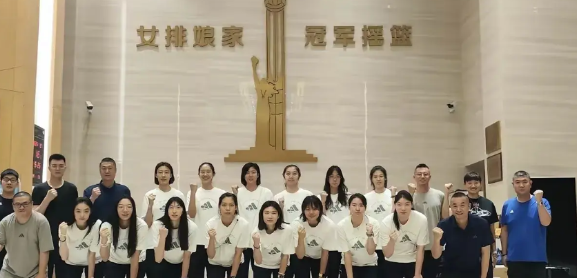 中国女排其实有两个左撇子，一个是李盈莹。
在中国女排国家队，李盈莹是左撇子，大家