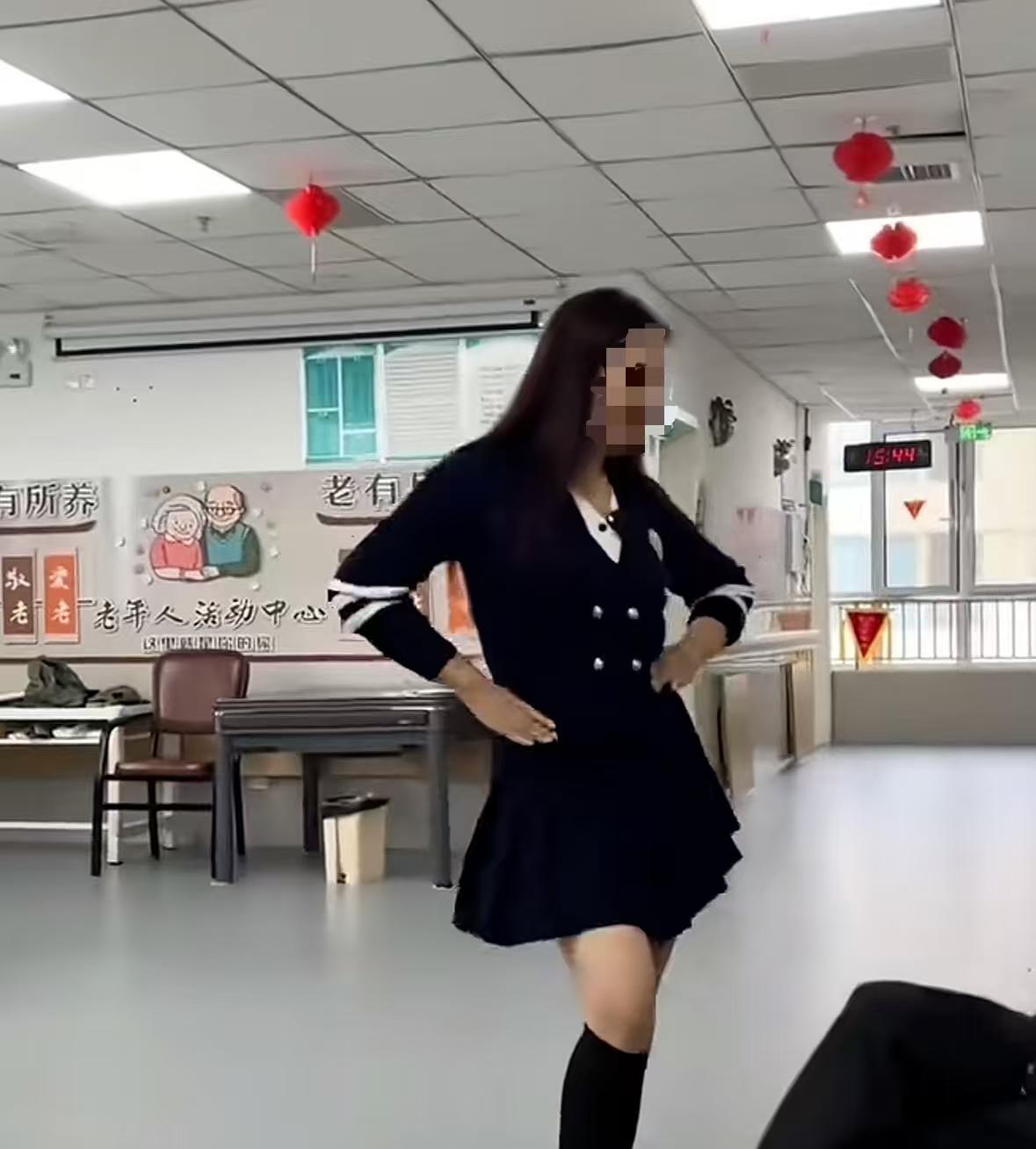 年轻的养老院院长真的豁出去了，穿短裙，跳热舞。近日，河南安阳，一养老院短视频官方