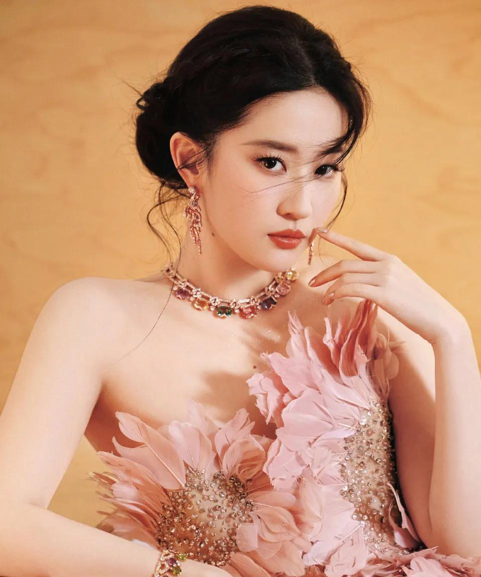 大家发现一个问题没有？
杨幂、黄晓明是华为享界的品牌挚友！
胡军、钟丽缇是华为问