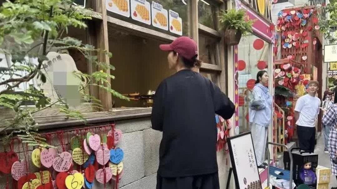 51岁蔡少芬街头撸串，素颜似少女惊呆路人，真·人间清醒！