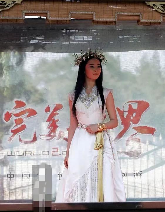 这个时期的刘亦菲还有婴儿肥，很可爱，不过眼妆不合适，显得眼小。#明星 刘亦菲#