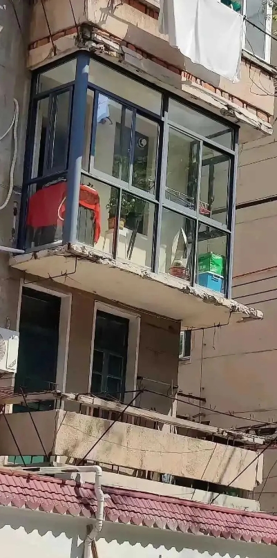 这咋整，我都不敢去阳台了，我能不能起诉他？