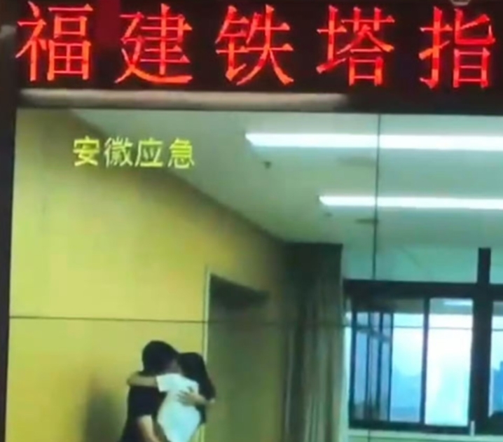 色胆包天！一男一女直接在会议室里就开始了亲热，动作不堪入目！
结果没想到被指挥调