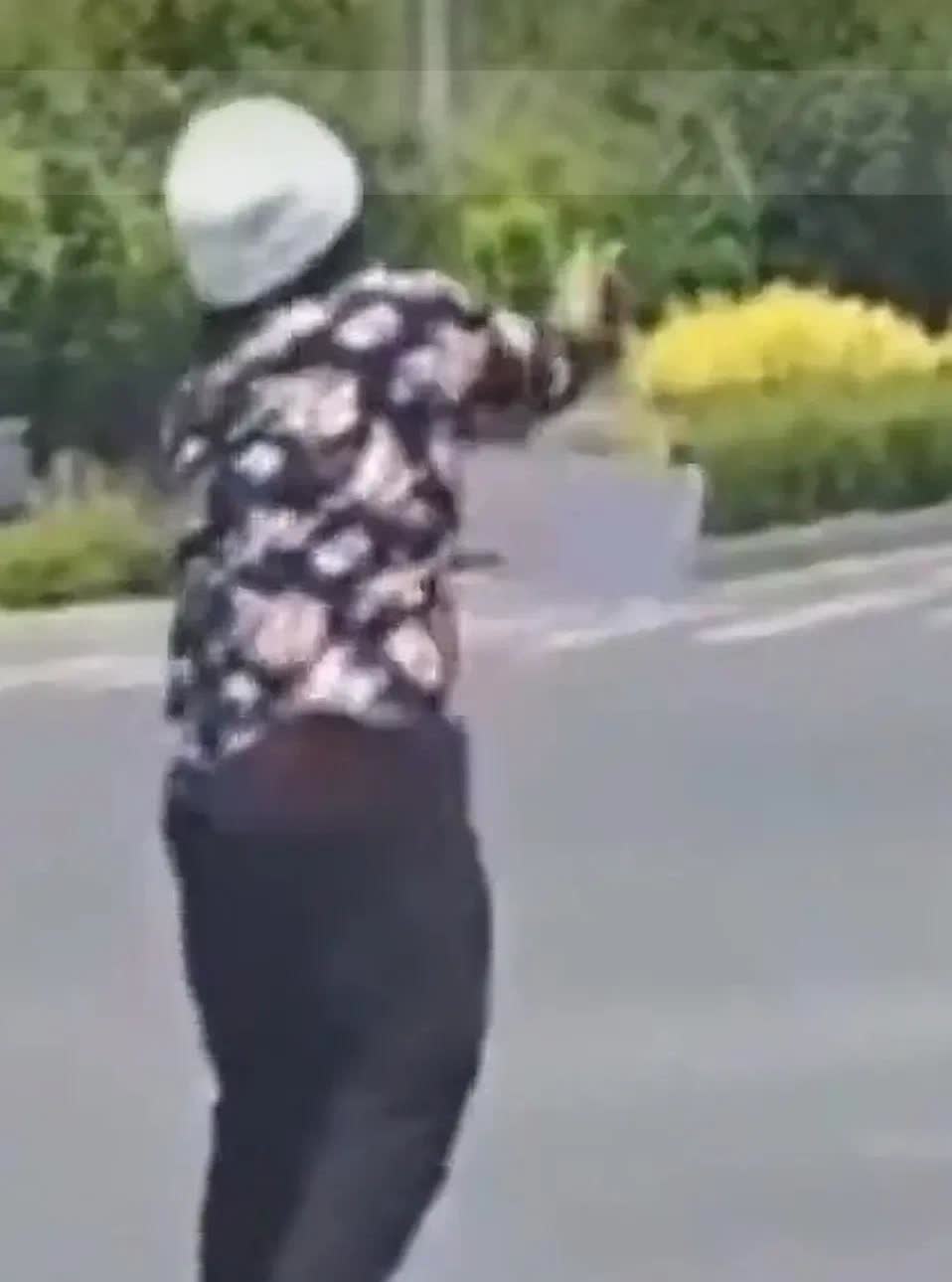 缺德冒烟！
      网传一女子故意把玻璃杯渣子丢到路中间，而且路人劝说也阻