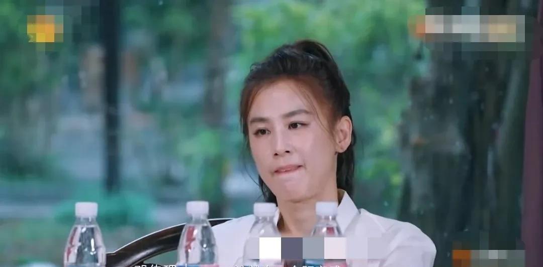 黄圣依愁容满面的坐在桌子前，她妈妈说什么她是一句都没心情听进去。时不时的拿起手机