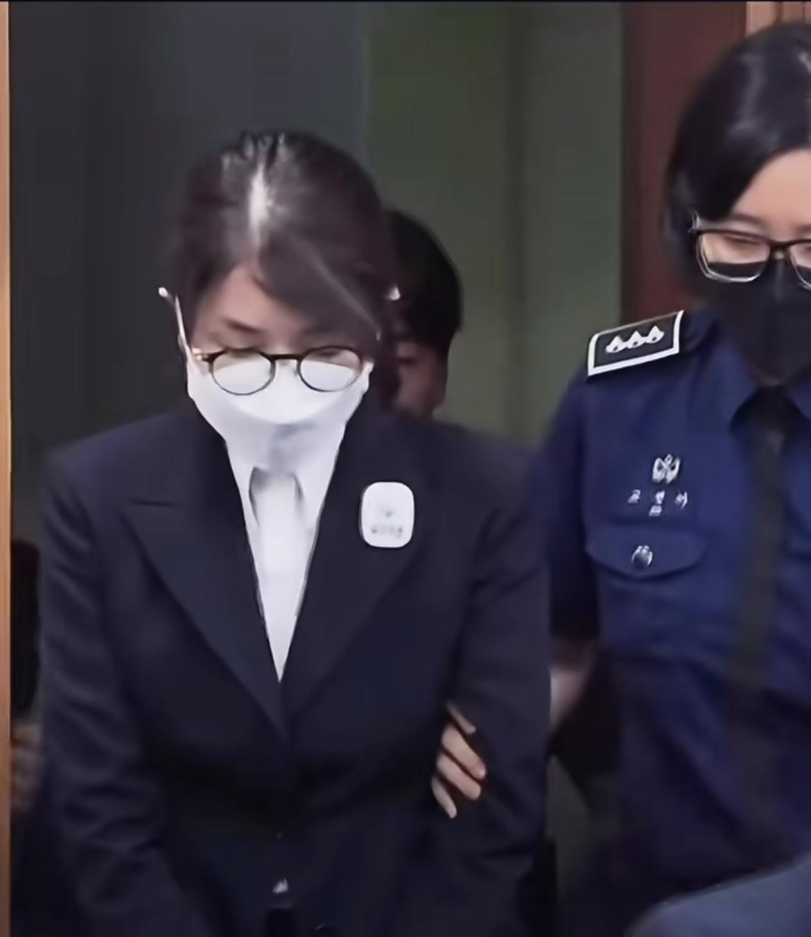 金建希公开庭审，这种情况下还有高颅顶。怎么扎出来的？快分享教程？！[笑哭]
早感