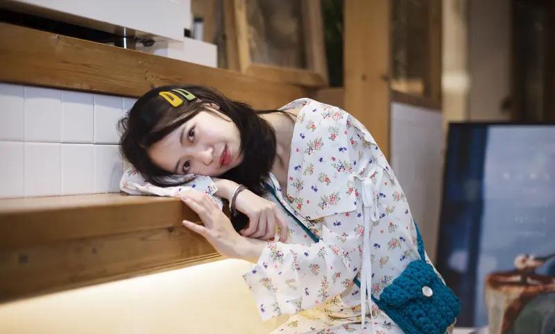男子与网恋女友约会后，正打算去酒店开房时，女友突然发问：“房子、车子、彩礼、婚礼