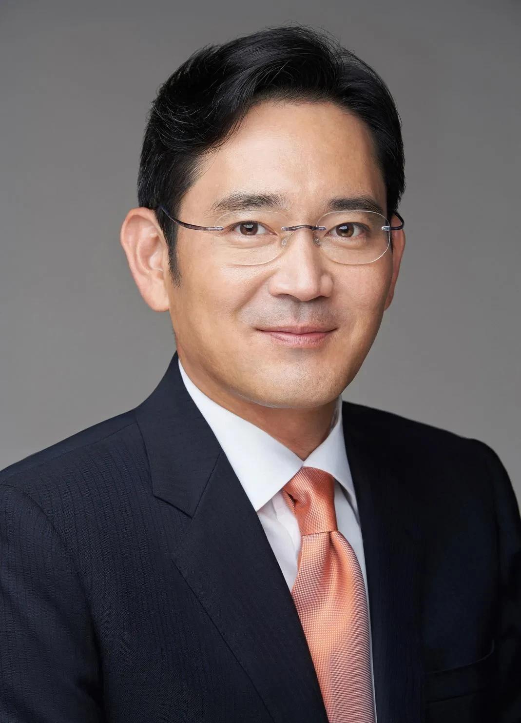 韩国大财阀三星会长李在镕近日受到新任总统李在镕的亲切接见，双方就韩国经济社会发展