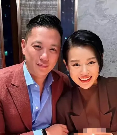 胡杏儿老公回应拥抱事件











什么？拥抱还能摸屁股？胡杏儿老公的