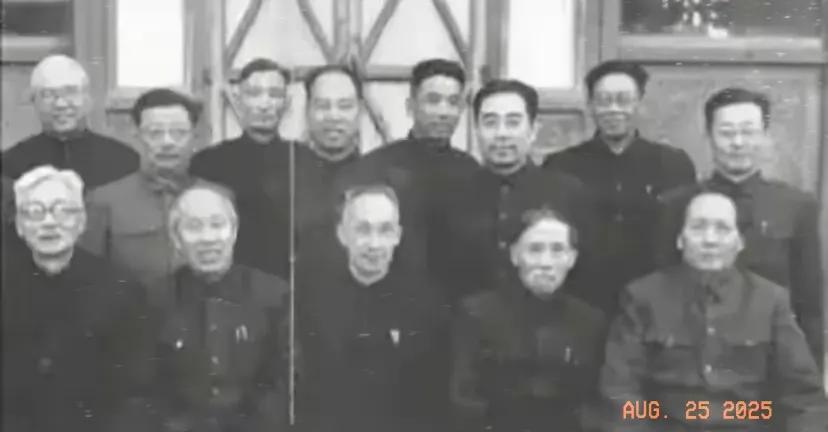 黑白老照片分享。
1949年。毛主席和刘少奇于出席政协的代表，在北京中南海留下的