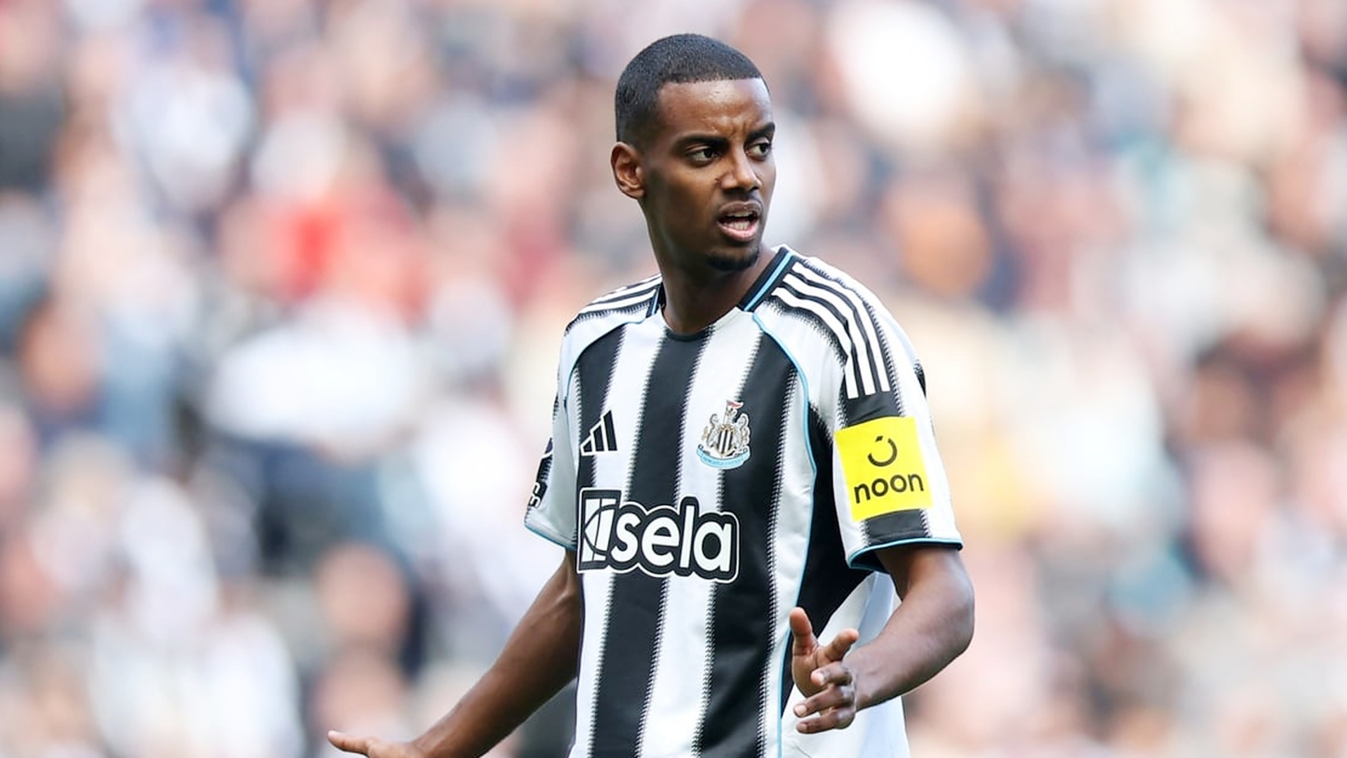 据纽卡跟队记者消息，伊萨克要求立即离队去红军，他无法再为纽卡效力。
而纽卡的立场