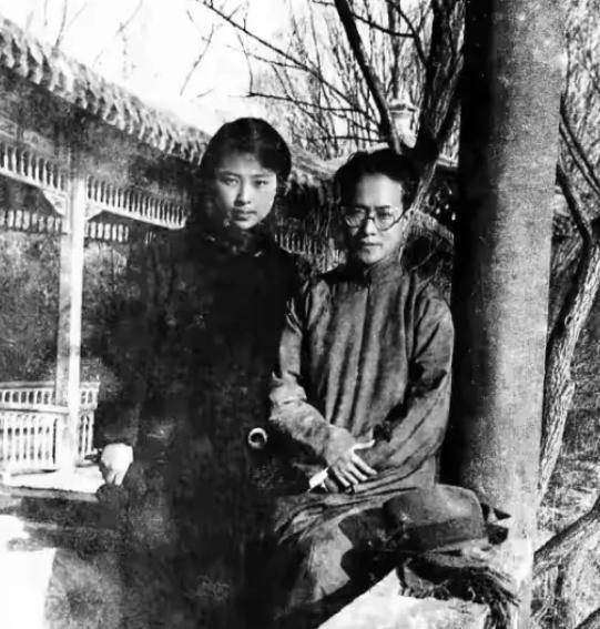 1929年，沈从文给自己的女学生张兆和写情书：“我爱你的灵魂，更爱你的肉体。”张