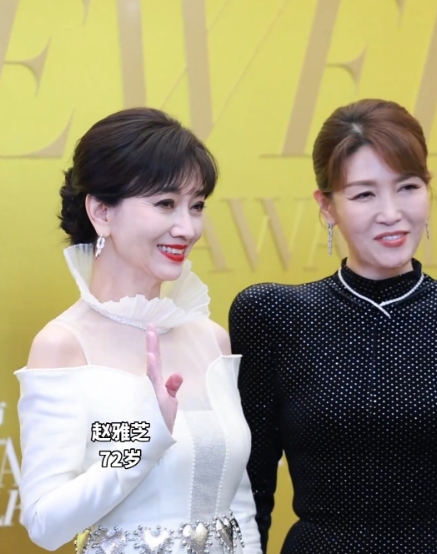 真的气质无敌！多年的自律修的这样的身段，还有自然不垮的脸，状态比我们40岁的好多