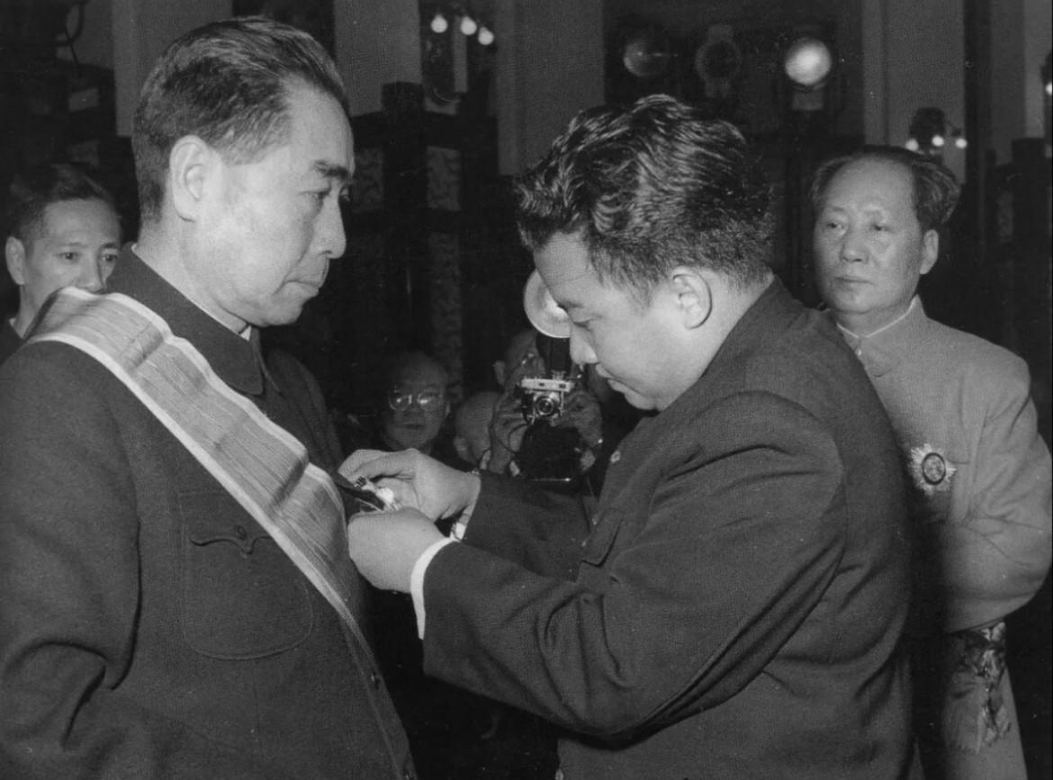 1956年2月18日，在北京，柬埔寨王国国王诺罗敦·苏拉玛里特将代表柬埔寨王国最