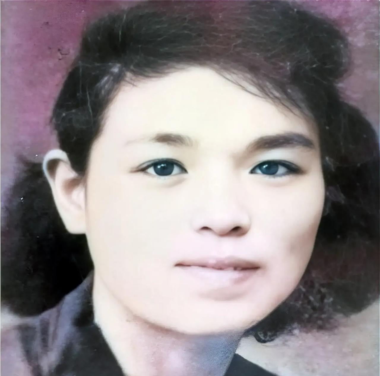 1945年，日本战败后，驻中国东北关东军陆军野战医院院长挥着军刀，用刀尖顶在护士