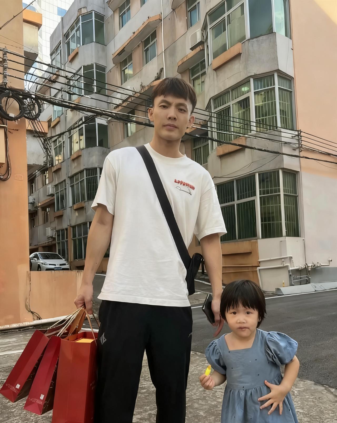 徐杰喜提三盒月饼[大笑]
9月26日，打完四大名酒杯赛的广东队，今天下午已从陕西