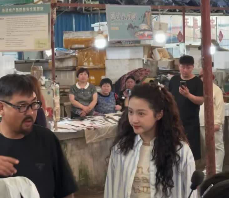 关晓彤出现在山东农贸市场买菜！
颜值是真的开始下滑了[泣不成声][泣不成声]2