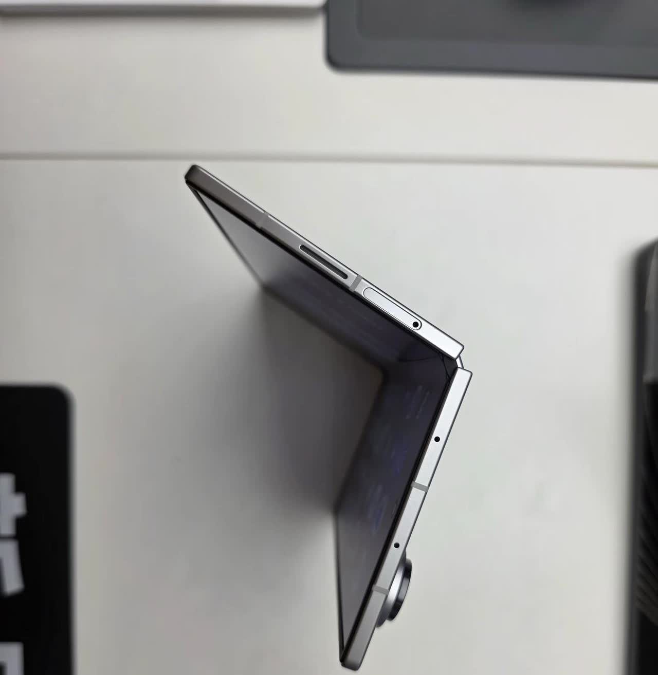哇快来看我在三星门店发现了什么神仙宝藏！三星Z Fold7星夜银展开才4.2mm