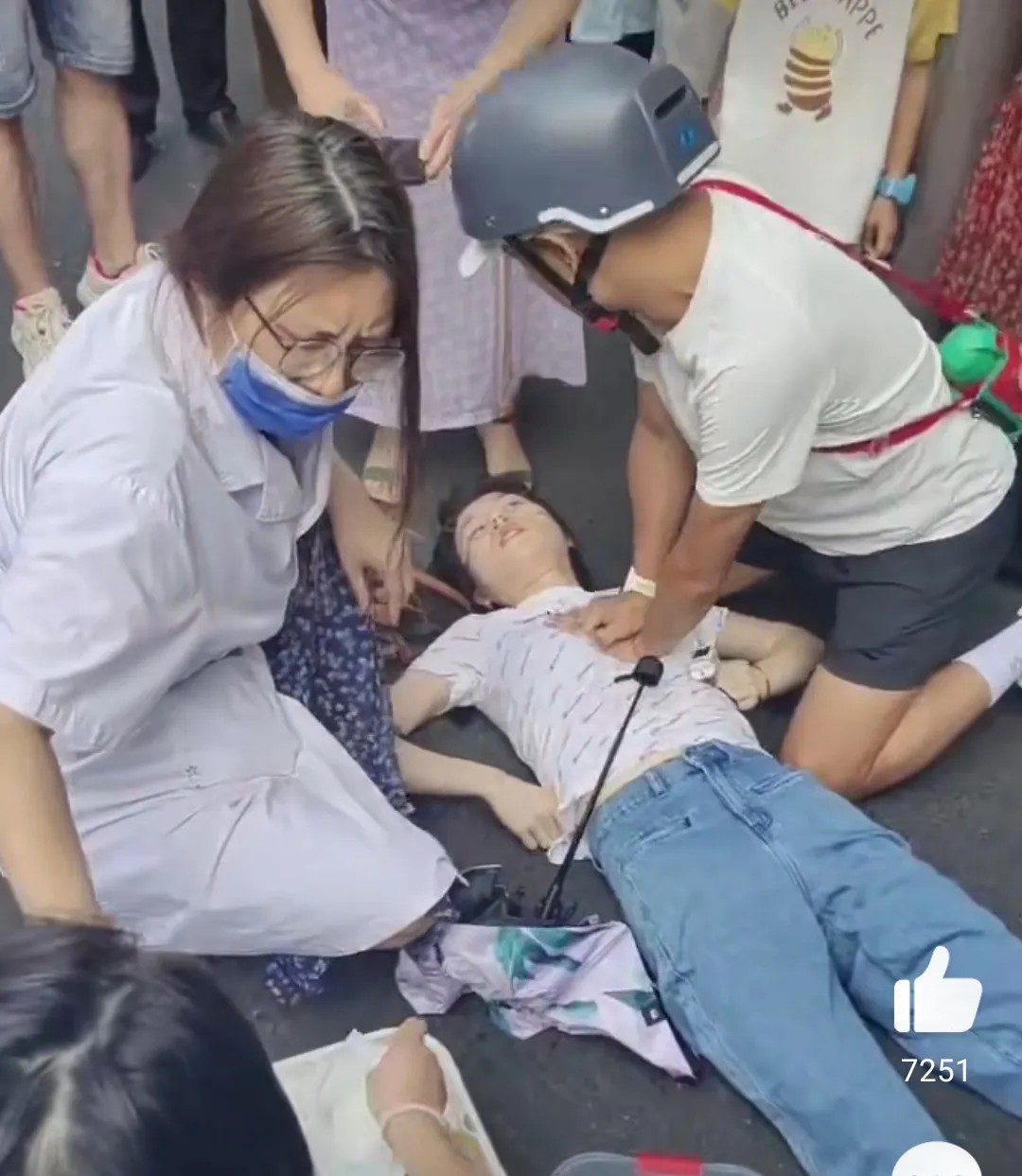 脏的是眼，
凉的是心！
男子跪地心肺复苏救人后续来了……

7月12日，湖南