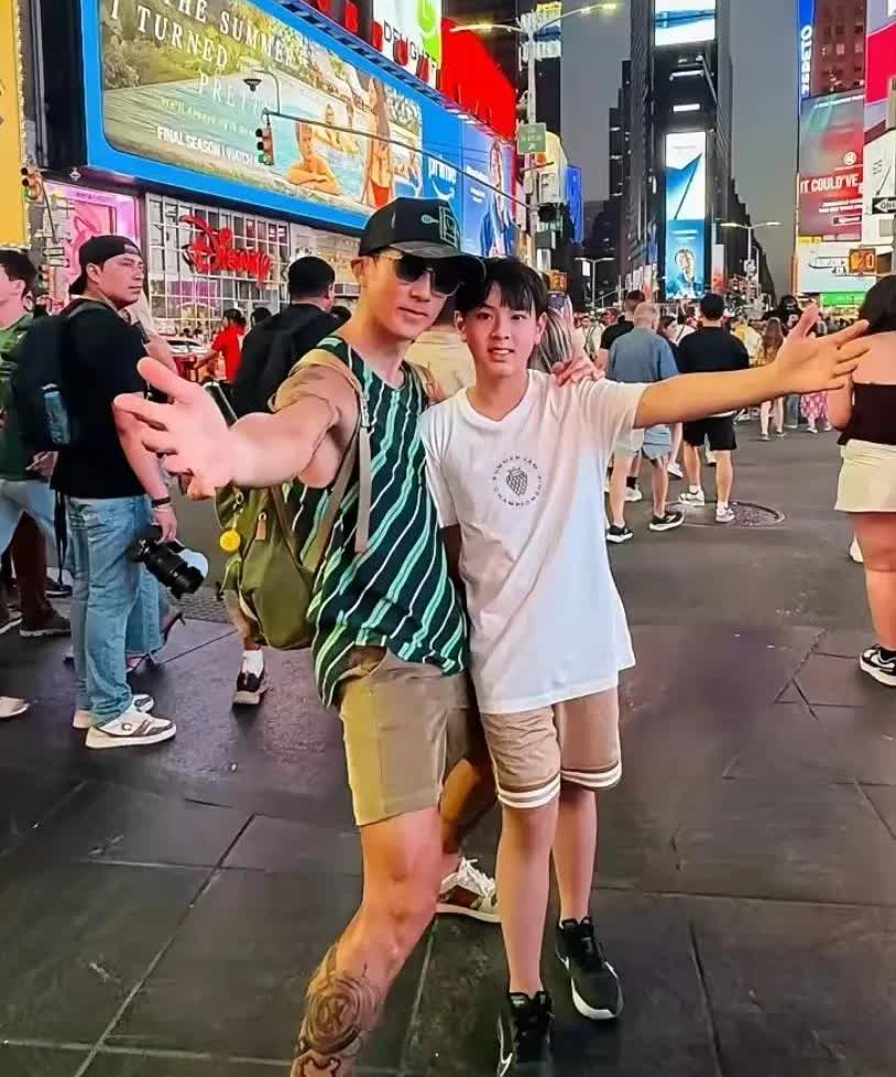 吴尊这一家四口都不用去做亲子鉴定了，这长得也太像了，尤其是小儿子，妥妥的就和吴尊