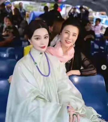 范冰冰晒母女合照庆母亲节！被封杀7年仍冻龄，网友惊叹「基因太强大」
自2018年