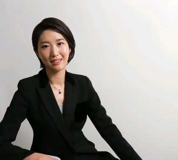 韩国商会会长、SK株式会社会长崔泰源的次女崔敏静（音）去年结婚嫁给美籍华人黄凯文