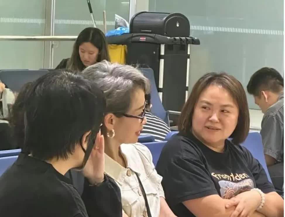 叶童上海机场被偶遇，买头等舱却坐普通区宠粉，与粉丝热聊毫无架子，怪不得能吸粉无数