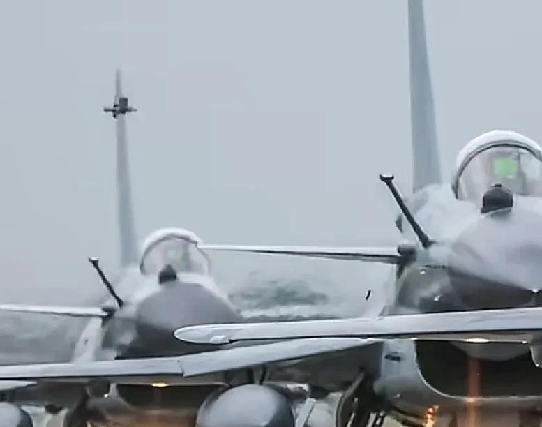 这是五十年来水平最高的空战了吧？双脉冲空空导弹，全球独此一家。单枚而不是成对发射