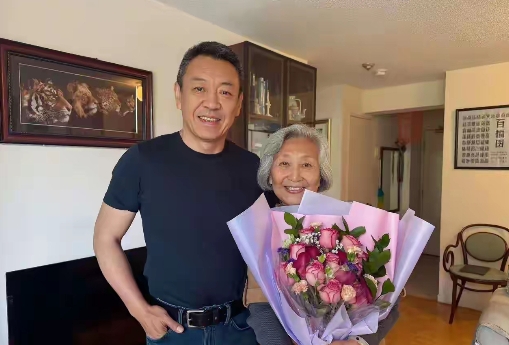 张泽群发文表示，老太太是我的贵人一一北京广播学院播音系高蕴瑛老师。我连考三年没考