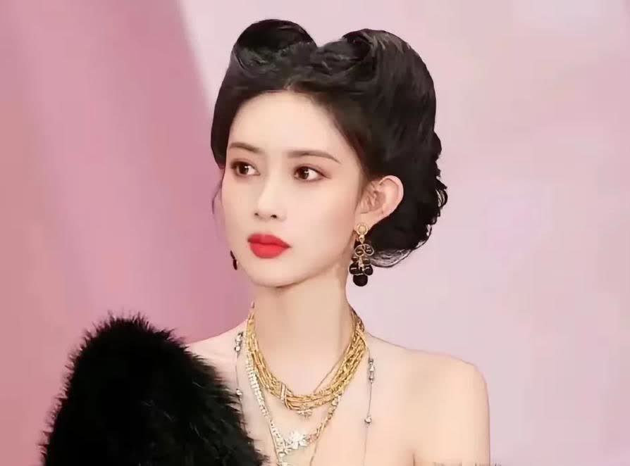 果然，孟子义能火是有原因的
不是因为她长得好看
也不是因为她演技好，而是
