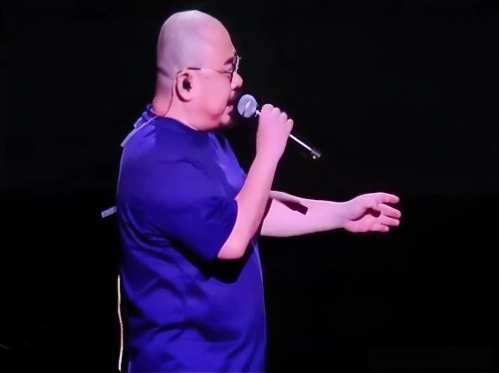 2025年5月26日，刀郎南京演唱会现场突发泪目一幕！当《2002年的第一场雪》