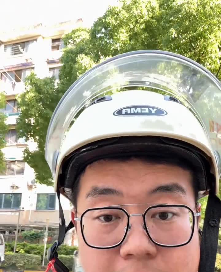 尊界S800好车。
尊界的S800一定是台好车，实车都看过了，我觉得唯一一个缺