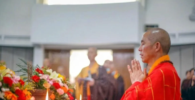 网上说印乐法师上任后，少林寺有30多人离职，对此，工作人员表示没听说有僧人或工作