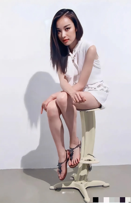 倪妮，170cm，坐姿淑女，人美脚也美，看着脚趾头特别放松，你们看看是不是呢？