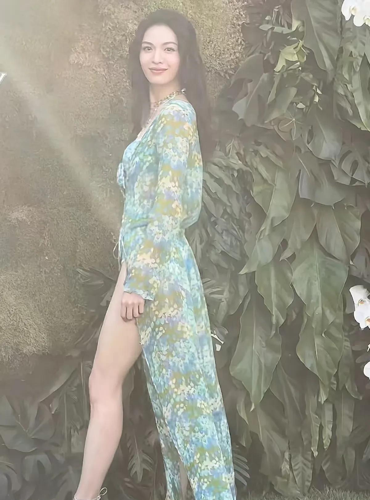 钟楚曦的完美身材，
腿部线条令人惊艳，
你是否也想尝试这样的健身秘诀？
钟楚曦的