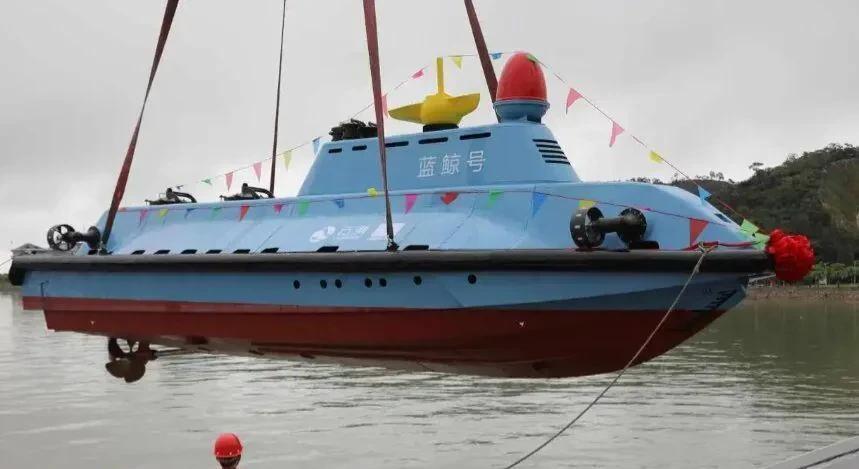 中国民企研发出全球首款无人潜水艇，
据说有心国家想花重金求购，无奈军事价值爆燃，