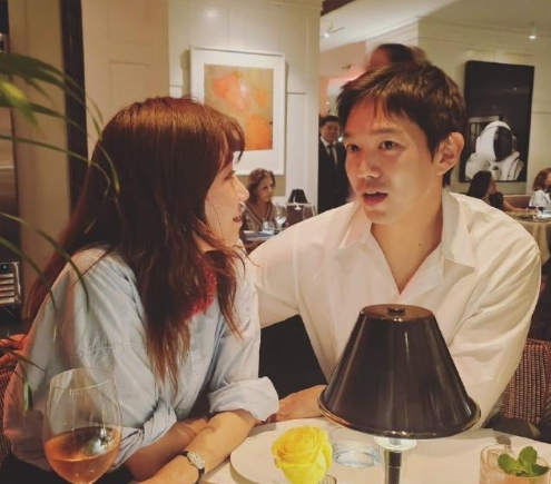 孔孝真晒与老公约会照，夫妻俩眼神拉丝撒狗粮，结婚即将三年依旧甜蜜恩爱。