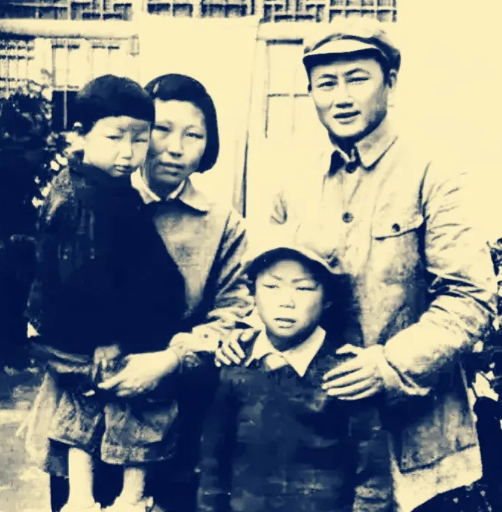 1949年春，吉林军区政委陈正人找到毛主席，请求借兵回乡为母报仇。毛主席听他讲“