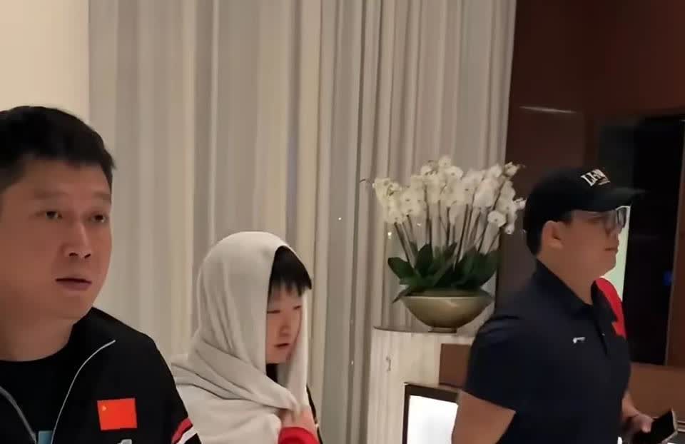 哈哈，莎莎围毛巾的技术越来越好了[捂脸]。
瞅瞅，这毛巾围得多好看。
感到多