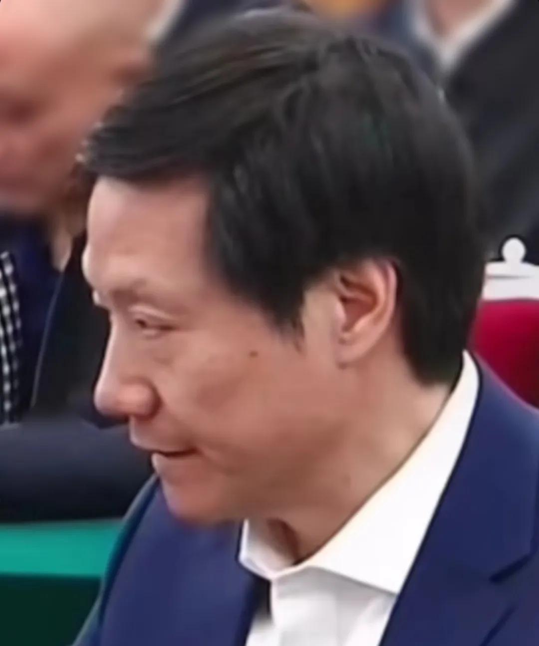 近日小米科技有限责任公司创始人、董事长兼CEO雷军，一张照片火爆网络。
这张照片