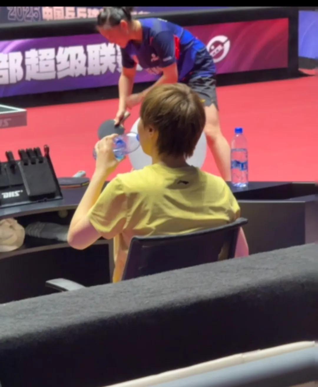 好喜欢穿黄色衣服的王曼昱