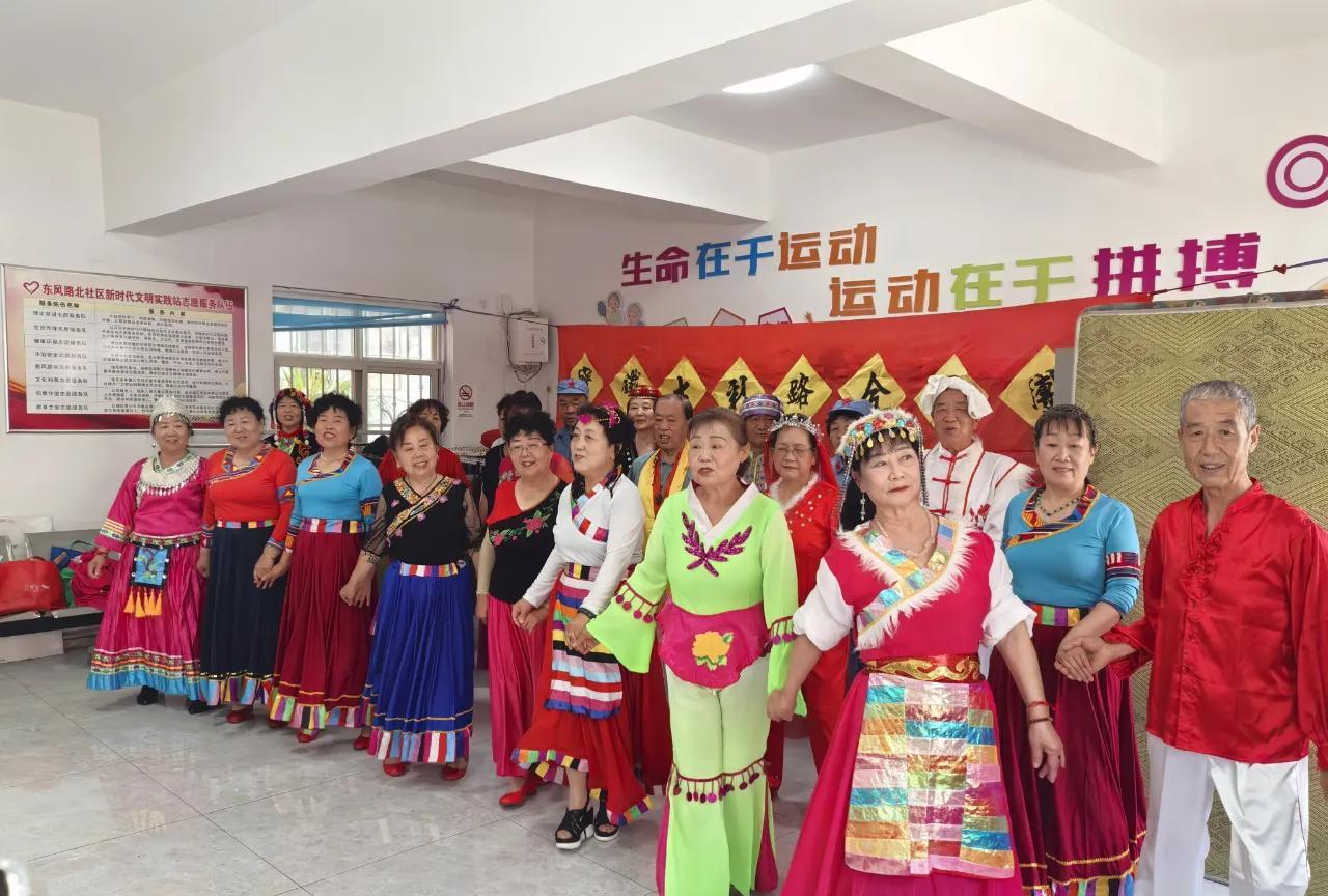 东风路北社区：凝心聚力迎七一，不忘初心跟党走
    为了庆祝中国共产党成立的重