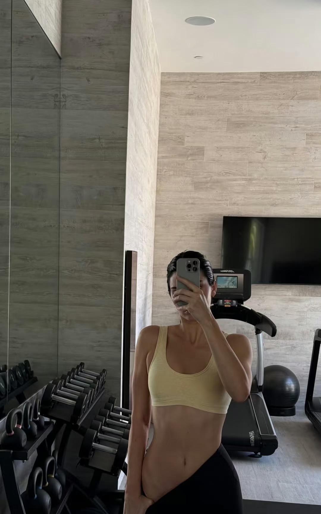 肯豆Kendall  最新更新健身美照，这个腰真的太绝