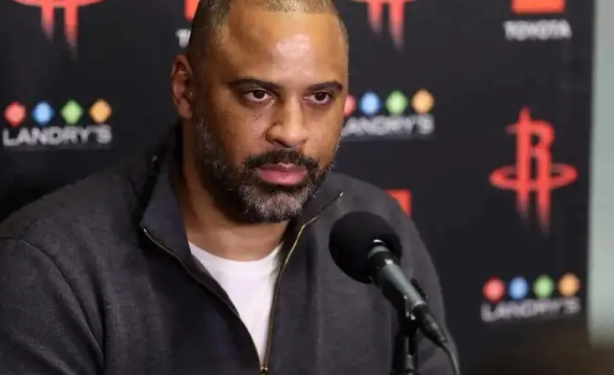 火箭球员小贾巴里-史密斯表示，球队末节进攻不佳责任在自己，同时在主帅乌度卡看来，