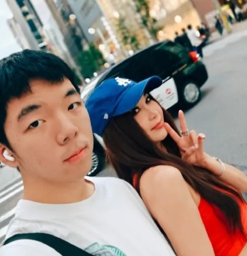 59岁温碧霞日本街头与养子一起逛街，状态真好，豪门娇妻既视感！