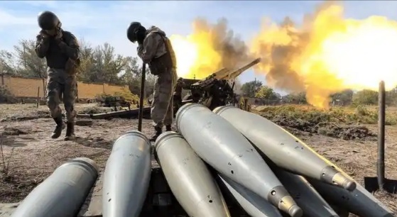 俄乌战争有一个奇葩现象，当北约三十几个国家给乌克兰送飞机，导弹，坦克等武器时，世