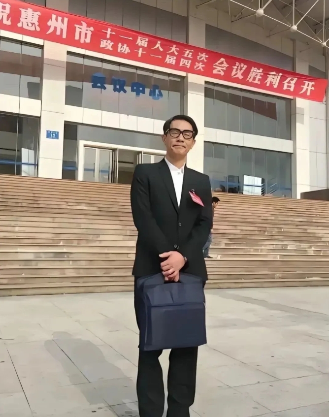 第一眼，你可能认不出

这是陈小春
这样一本正经的样子
实在太难得了
真正的娱乐