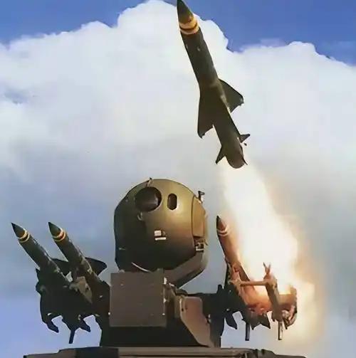 伊朗能不能搞核武器？当然也可以，他完全可以借鉴沙特的形式。沙特在80年代向我们购